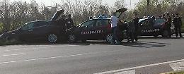 Auto forza posto di blocco: scontro e cattura