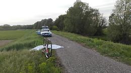 Cade dalla bici per un malore, muore 74enne