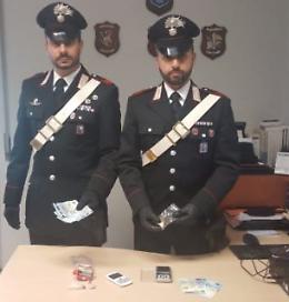 Calci e pugni contro i carabinieri, pusher 18enne arrestato