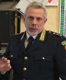 Prende una multa, ma non ha né la patente né l'auto