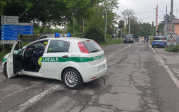 Sotto il treno al passaggio a livello, muore 65enne