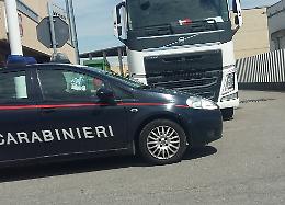 Asporta gasolio dal suo tir per simularne il furto