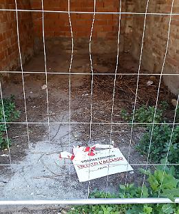 Sigillato il garage dormitorio, straniero sparito