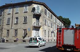 Crolla parte del cornicione, edificio messo in sicurezza