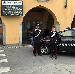 Strappano e bruciano volantini, denunciati due giovani