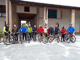 Preti in bici, il maltempo non scoraggia i don
