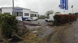 Perde il controllo dell'auto e abbatte la cancellata dell'Officina Bandera