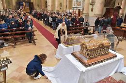  In Duomo  le urne con le reliquie di Santa Teresa e dei suoi genitori