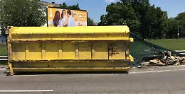 Container scarrabile si sgancia e cade sulla strada