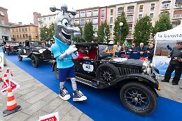 Il passaggio della Mille Miglia in piazza Marconi