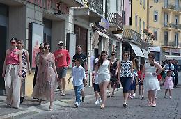 Le modelle sfilano tra i banchi del mercato