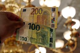 Tenta di pagare con banconote false, denunciato