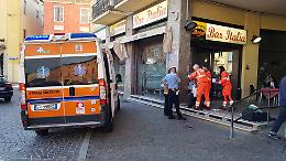 Lite in piazza, spacca un bicchiere sulla testa del rivale