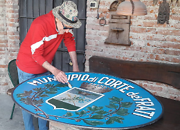 Restauro col cuore, stemma del paese per il papà