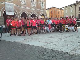 In bici per la lotta contro il tumore al seno, tappa sul listone
