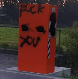 Vandali in azione nella notte lungo la via Roma