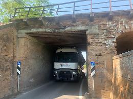 FOTO Il camion incastrato nel sottopassaggio ferroviario a Caorso