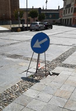 Piastrelle in briciole: "Buttati i soldi dei cittadini"