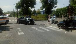 Schianto tra auto, tre le persone coinvolte