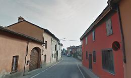 La famiglia è fuori casa, raid dei ladri e danni
