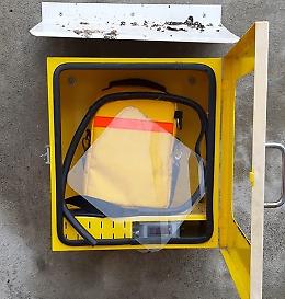 Via Borgo Sera, i vandali danneggiano il defibrillatore