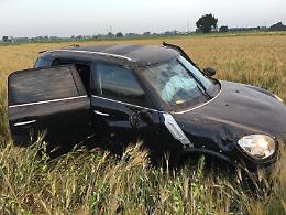 Inseguimento nella notte, il conducente si dilegua nei campi
