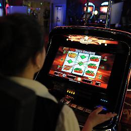 Sala slot aperta, arriva la sanzione