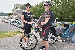 Lungo il Po in bici per 300 km con Maya, passa dal listone il viaggio contro l'abbandono dei cani