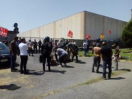 Proteste davanti al magazzino FinIper: tre lavoratori feriti