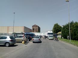 FOTO Picchetto dei lavoratori, proteste e tensione davanti al magazzino FinIper
