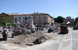 I lavori sfrattano le auto