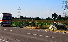 Perde il controllo dell'auto e finisce in una roggia