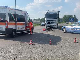 Scontro con un camion, grave ciclista di 59 anni