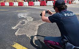 'Non mi sposto finché non sistemano la buca', strada aggiustata