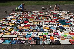 FOTO L'installazione artistica Il tappeto di libri