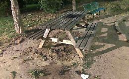 Vandali al parco, panchina di legno a fuoco