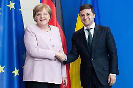 Merkel colta da tremore: "Dovevo bere"