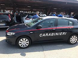 Bimbo di un anno chiuso in auto nel parcheggio, salvato
