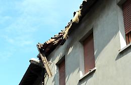 Crolla il cornicione di una casa, nessun ferito