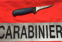 Divergenze politiche col figlio, impugna un coltello e lo minaccia