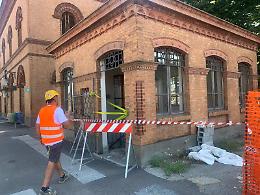 FOTO Crolla il soffitto del sottopassaggio pedonale ferroviario 