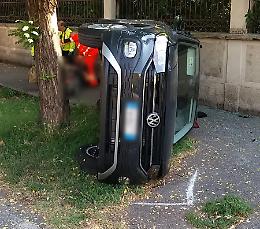 Incidente in via Piave, auto si ribalta