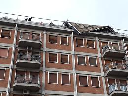Viadana, tromba d'aria sradica il tetto di un condominio