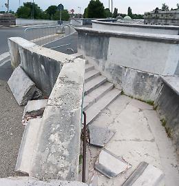 Cimitero, la scalinata del cavalcavia cade a pezzi
