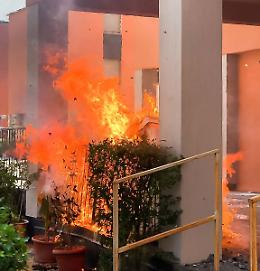 Incendio, cassonetto divorato dalle fiamme: spavento in via Maffi