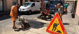 Tubi rotti e crateri. L'asfalto cede, cantieri al via