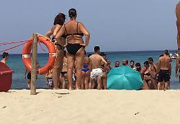 FOTO Filippo Magnini salva un bagnante in difficoltà in Sardegna