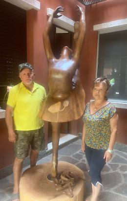 Dai tronchi prendono vita le statue dei coniugi scultori