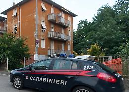 Sfugge al controllo dei genitori, bimbo di 2 anni cade nel vuoto dal 2° piano: miracolato