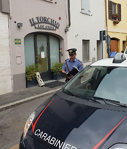 Sfascia la vetrata dell'albergo dov'è ospite, denunciato 24enne